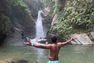 Heimlicher paradiesischer Wasserfall in der Nähe der Stadt