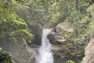 Heimlicher paradiesischer Wasserfall in der Nähe der Stadt