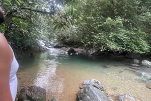 Heimlicher paradiesischer Wasserfall in der Nähe der Stadt