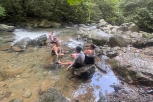 Heimlicher paradiesischer Wasserfall in der Nähe der Stadt