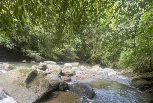 Heimlicher paradiesischer Wasserfall in der Nähe der Stadt