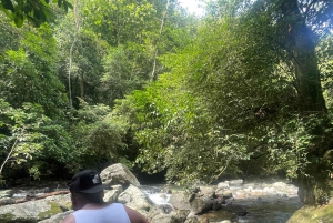 Heimlicher paradiesischer Wasserfall in der Nähe der Stadt