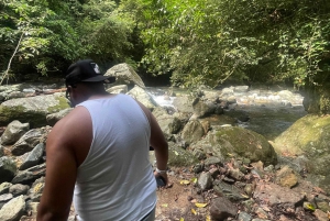 Heimlicher paradiesischer Wasserfall in der Nähe der Stadt