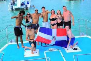 Barco de festa com mergulho com snorkel e open bar em Punta Cana