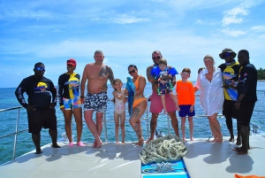 Barco de festa com mergulho com snorkel e open bar em Punta Cana