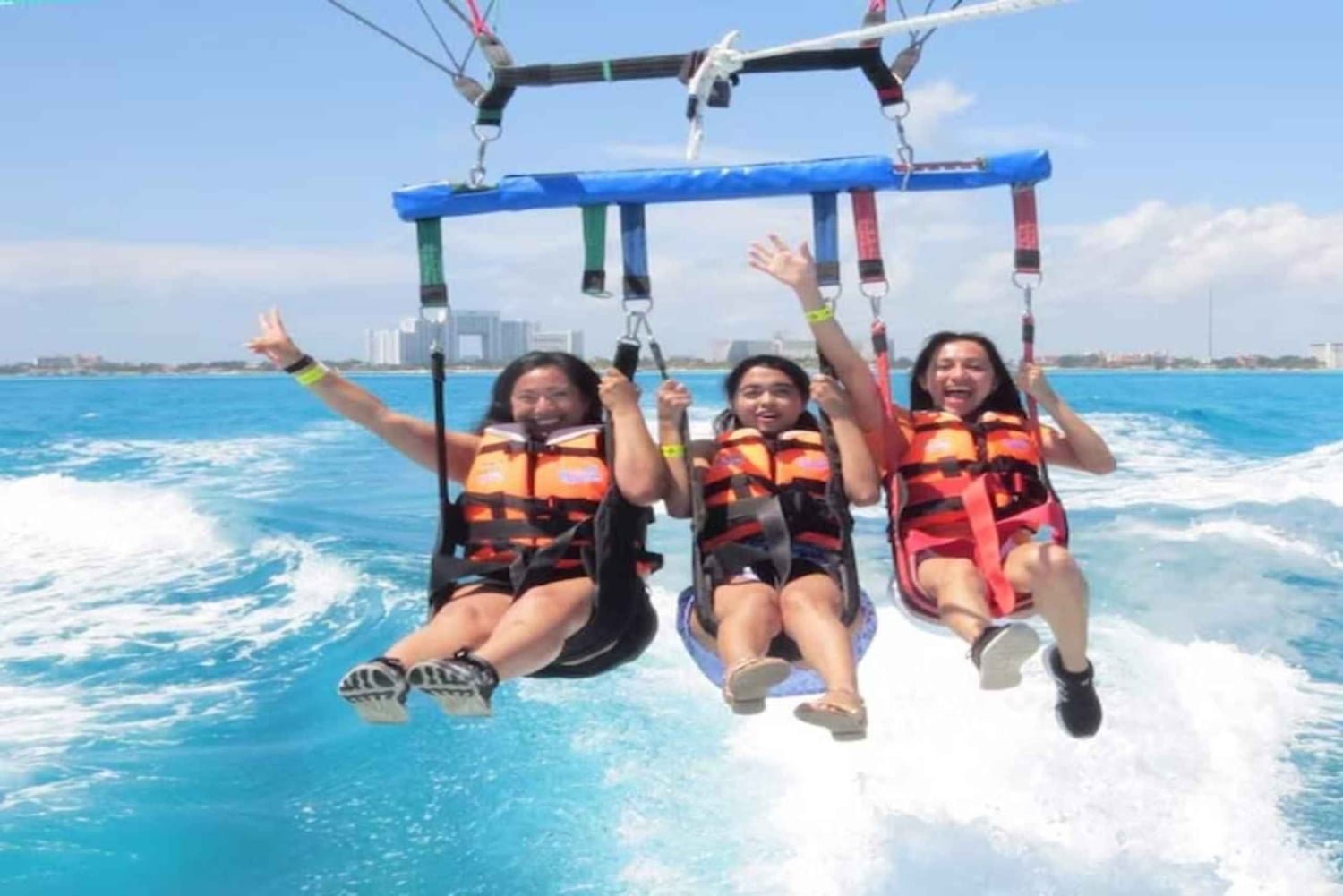 Privat: Parasailing-Abenteuer mit Hotelabholung