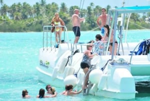 Passeio de catamarã privado na Ilha Saona com almoço