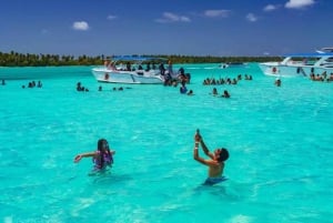 Passeio de catamarã privado na Ilha Saona com almoço