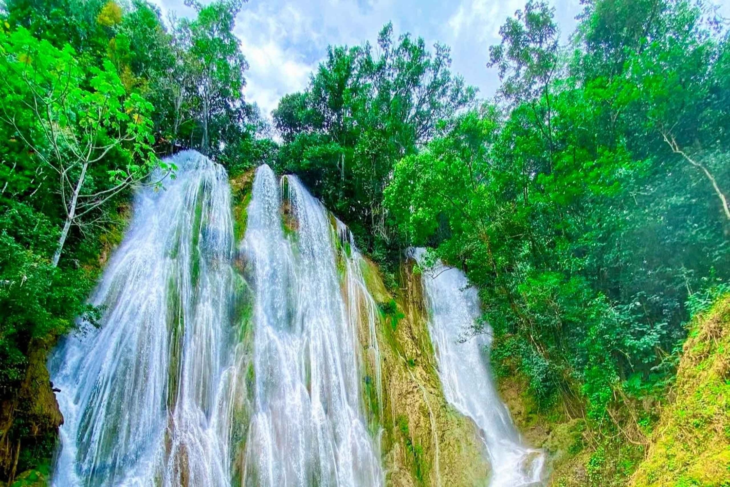 Private Tour to Samaná from Santo Domingo: Salto El Limón and Cayo Levantado