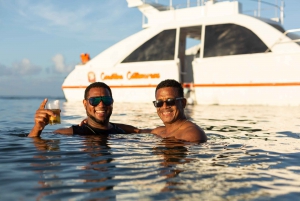 Punta Cana: Festa de barco com mergulho com snorkel e parada na piscina natural