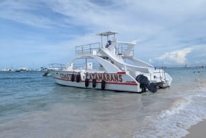 Punta Cana: Booze Cruise with Snorkel and Natural Pool Stop