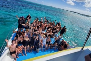 Punta Cana: Cana Cana: Katamaraaniristeily, laskuvarjohyppy ja snorklaaminen.