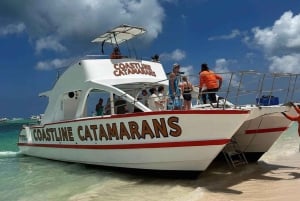 Punta Cana: Booze Cruise with Snorkel and Natural Pool Stop