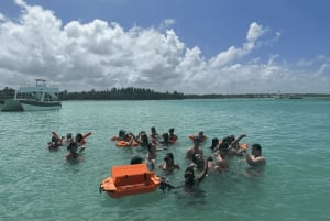 Punta Cana: Booze Cruise with Snorkel and Natural Pool Stop