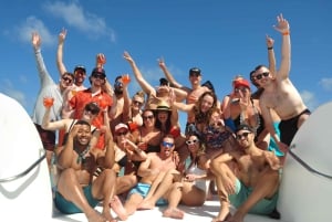 Punta Cana: Booze Cruise with Snorkel and Natural Pool Stop