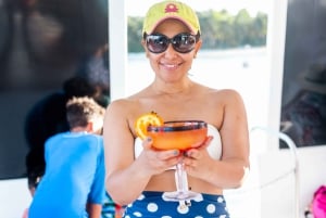 Punta Cana: Booze Cruise with Snorkel and Natural Pool Stop