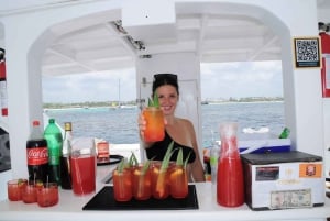 Punta Cana: Booze Cruise with Snorkel and Natural Pool Stop