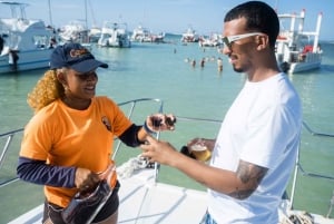 Punta Cana: Booze Cruise with Snorkel and Natural Pool Stop