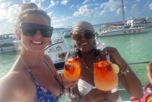 Punta Cana: Booze Cruise with Snorkel and Natural Pool Stop