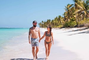 Punta Cana: Booze Cruise with Snorkel and Natural Pool Stop