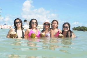 Punta Cana: Booze Cruise with Snorkel and Natural Pool Stop