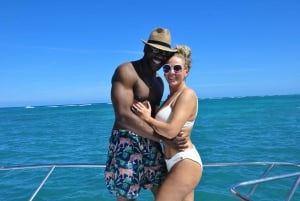 Punta Cana: Booze Cruise with Snorkel and Natural Pool Stop