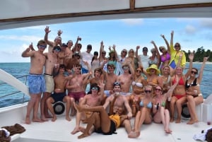 Punta Cana: Booze Cruise with Snorkel and Natural Pool Stop