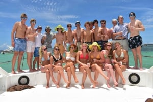 Punta Cana: Booze Cruise with Snorkel and Natural Pool Stop