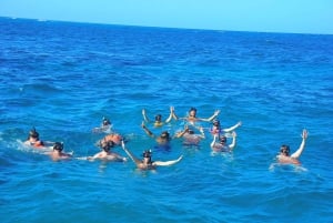 Punta Cana: Booze Cruise with Snorkel and Natural Pool Stop