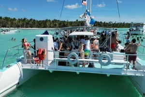 Punta Cana: Katamaraaniristeily snorklauksella ja avoimella baarilla
