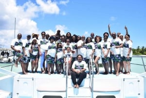 Punta Cana: Barco de festa com mergulho, bebidas e hip hop