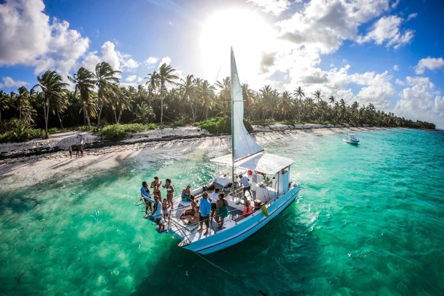 Punta Cana: Group Catamaran Tour with Drinks and Snacks