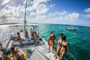 Punta Cana: Group Catamaran Tour with Drinks and Snacks