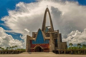 Punta Cana: Basílica de Higüey y tour de la ciudad con visita a una casa local