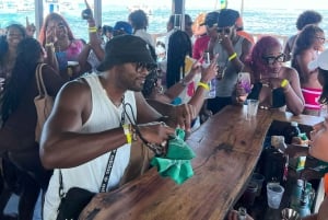 Punta Cana: barco de festa jamaicano com bar aberto e DJ (adultos)