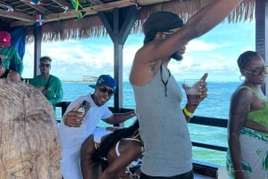 Punta Cana: barco de festa jamaicano com bar aberto e DJ (adultos)