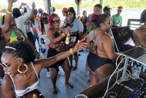 Punta Cana: barco de festa jamaicano com bar aberto e DJ (adultos)
