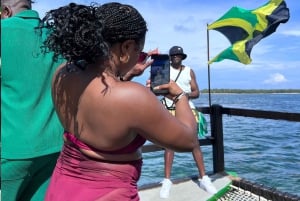 Punta Cana: barco de festa jamaicano com bar aberto e DJ (adultos)
