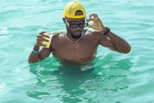 Barco de festa em Punta Cana com snorkeling e bar aberto incluídos