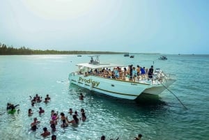 Barco de festa em Punta Cana com snorkeling e bar aberto incluídos