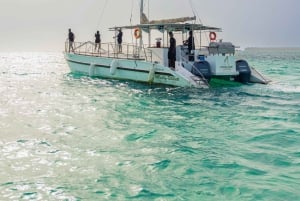 Barco de festa em Punta Cana com snorkeling e bar aberto incluídos