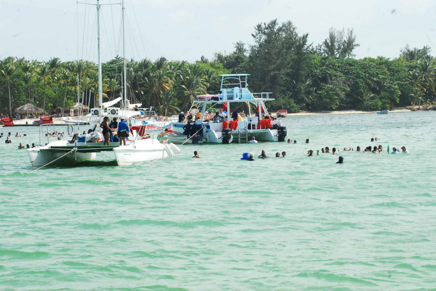 Punta Cana: Premium Catamaran Tour with Drinks and Snacks