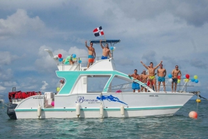 Punta Cana: Premium Catamaran Tour with Drinks and Snacks