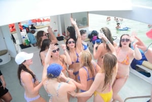 Punta Cana Private Catamaran Cruise, Open Bar & Snorkeling