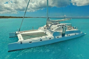 Catamaran d'une journée sur l'île de Saona Nourriture et boissons incluses