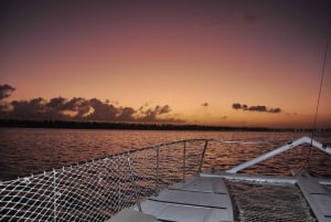 Punta Cana Sunset Catamaran BBQ:lla, samppanjalla ja musiikilla