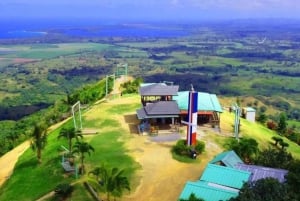 Tirolesa em Playa Esmeralda com a montanha Redonda