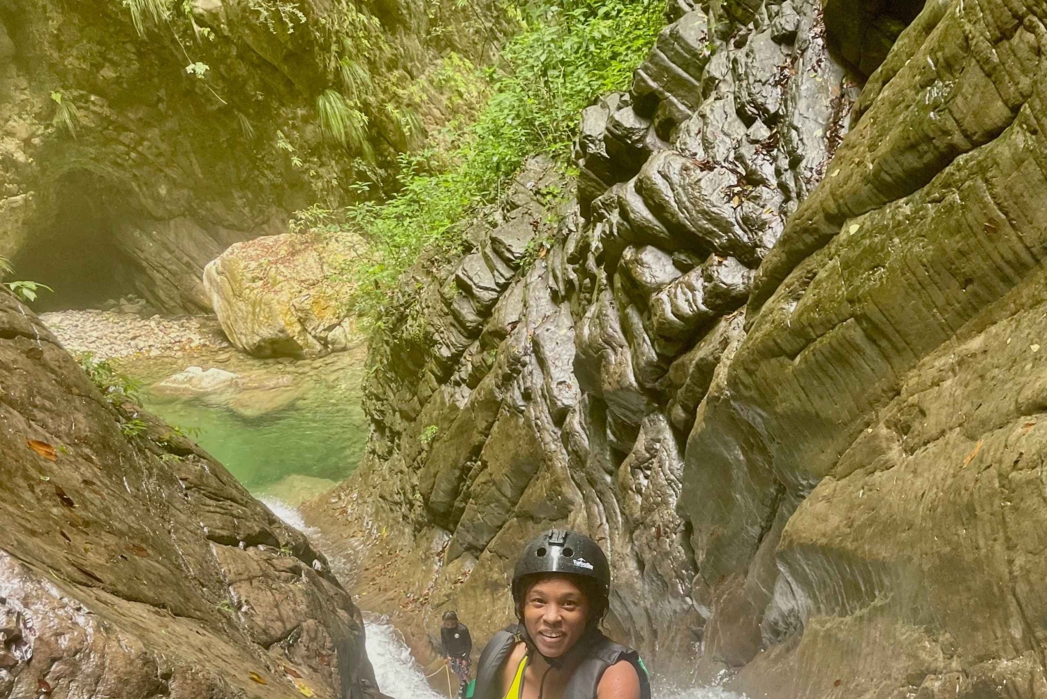 サン・ドミンゴ：ニザオ川でのキャニオニングと伝統的な食事