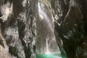 サン・ドミンゴ：ニザオ川でのキャニオニングと伝統的な食事