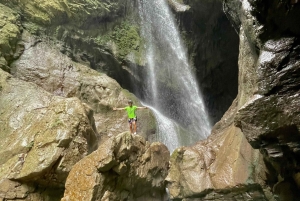サン・ドミンゴ：ニザオ川でのキャニオニングと伝統的な食事